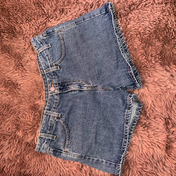 Levi’s shorts - Picture 2 of 4